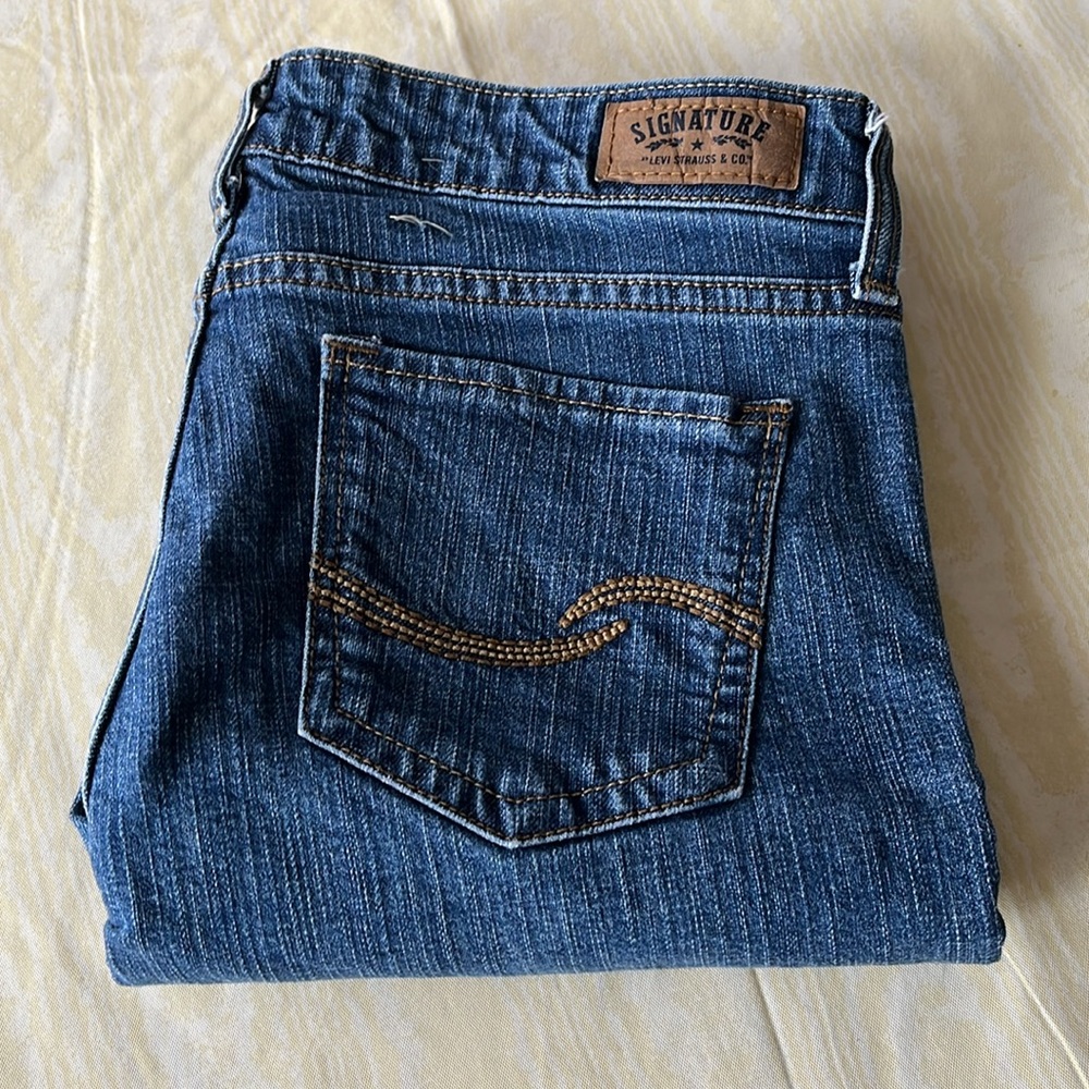 Levi women’s signature mid rise straight jeans size 6M